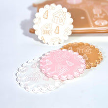 Load image into Gallery viewer, Set of 4 Scalloped Acrylic Coasters – Christmas Gingerbread House
